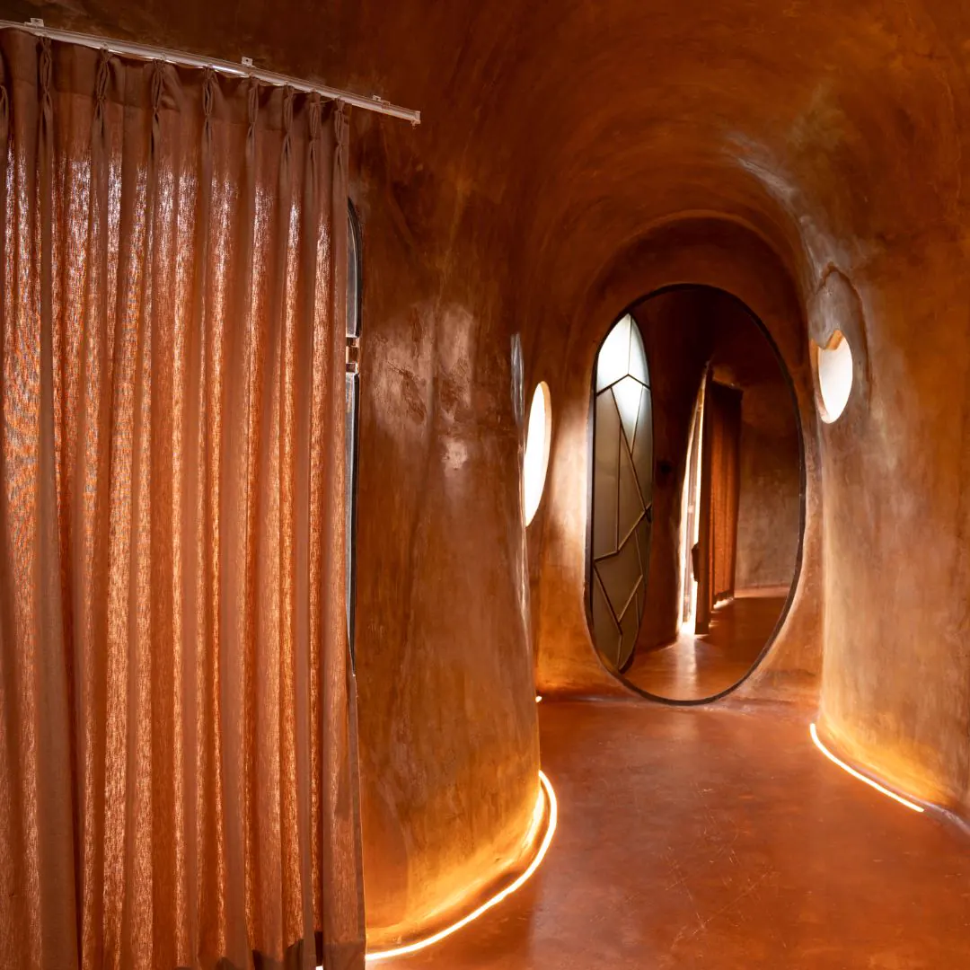 The Colony — the passage between chambers