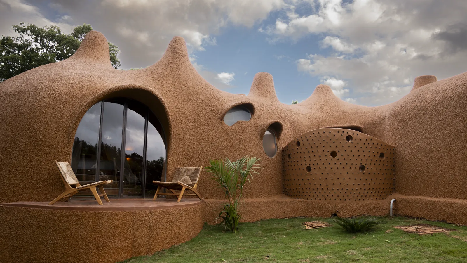 The Colony — exterior, the chambers under an open sky