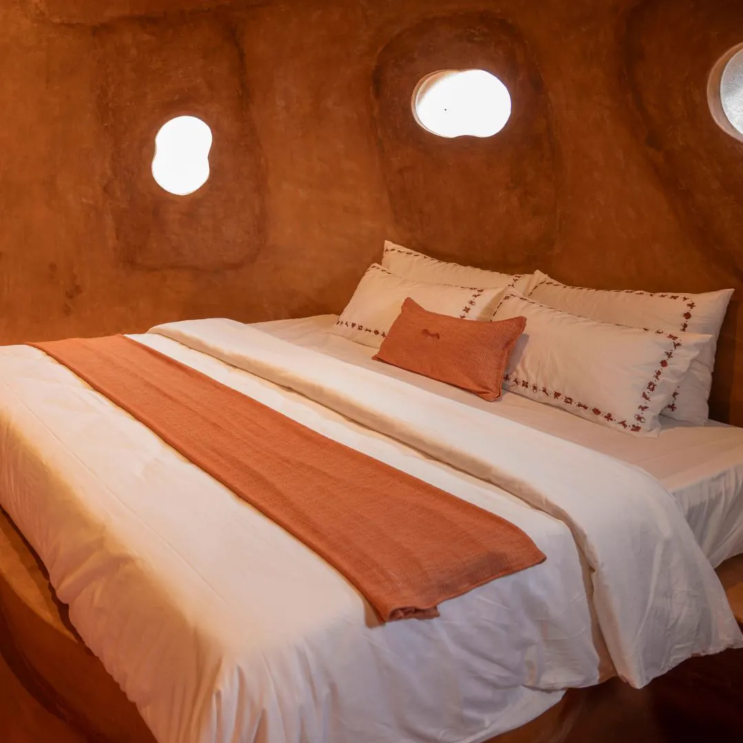 The Colony — the queen chamber's bed, close up